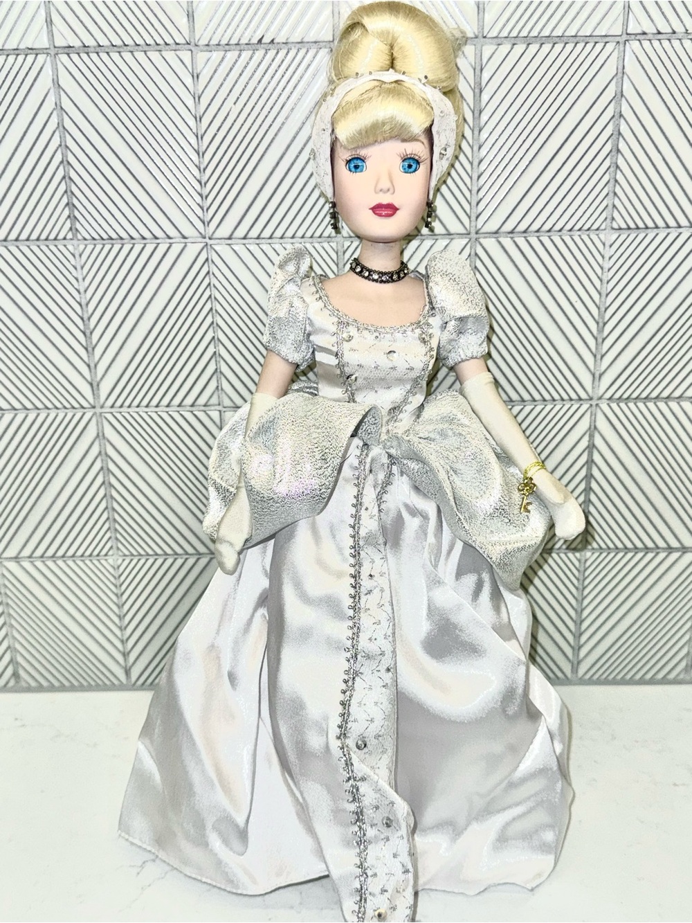 Brass Key Disney Cinderella 16” Porcelain Keepsake Doll Holiday Jewels Edition